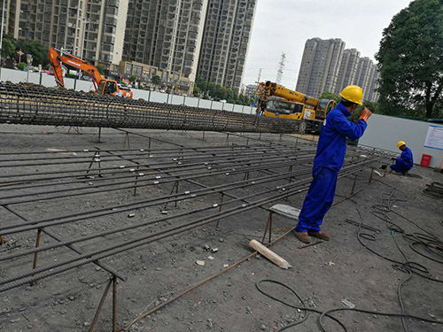 鋼筋鐓粗機企業(yè)應(yīng)甩開利益包袱，冷靜看待和發(fā)展