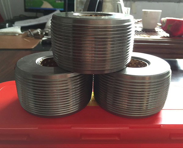 彎箍機在操作時要小心安全，不可掉以輕心